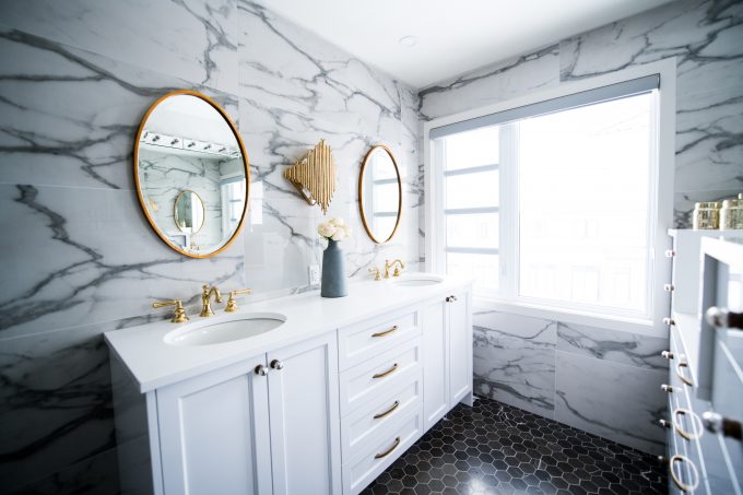 Streamline Your Home with These 15 Simple and Fast Decluttering Tips christian mackie yb9b2wbhxG4 unsplash 1 680x453 1 - Streamline Your Home with These 15 Simple and Fast Decluttering Tips